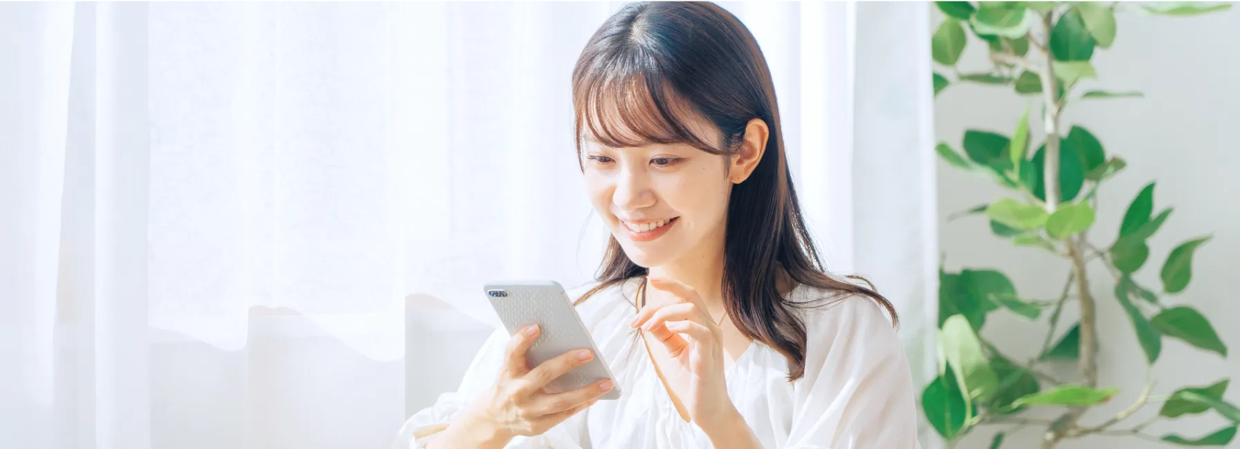 タイ語カキタイ｜スマホでチャットをする女性の画像